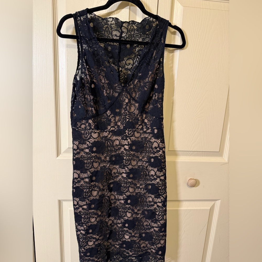 BCBGMaxAzria Excellent Like New Lynnette Dress Black Lace Over Nude Slip V Neck